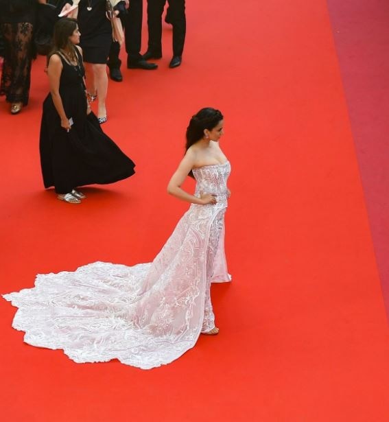 Cannes 2019! PHOTOS: Like a QUEEN! Kangana Ranaut looks breathtakingly gorgeous in a white embellished gown on the RED CARPET!