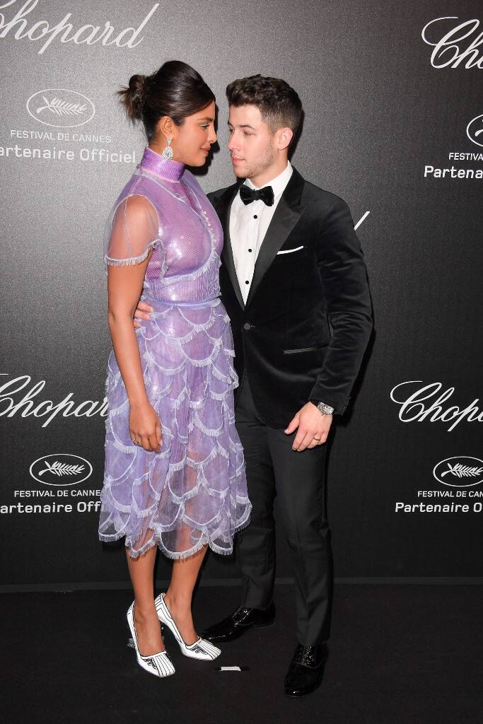 The couple looked deep into each-other's eyes while posing for the shutterbugs! 