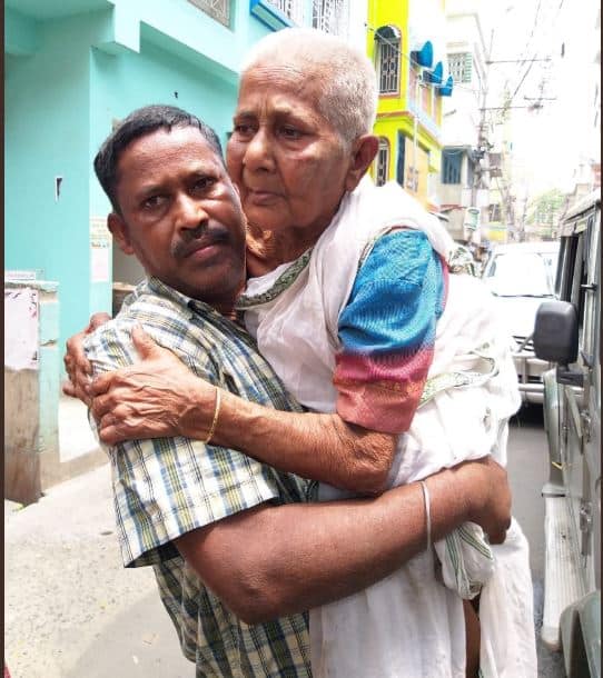 West Bengal: A son took his 80-year-old mother to polling booth number-242 in Dum Dum Lok Sabha constituency so she can cast her vote. 