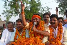 नामांकन पत्र खरीदने कलेक्टोरेट पहुंचे Dinesh Lal Yadav 'निरहुआ', देखिए रिपोर्ट