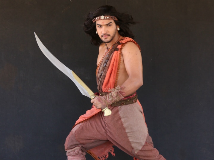 Faisal Khan aka 'Chandragupta Maurya' refines his character learning sword training! Faisal Khan aka 'Chandragupta Maurya' refines his character learning sword training!