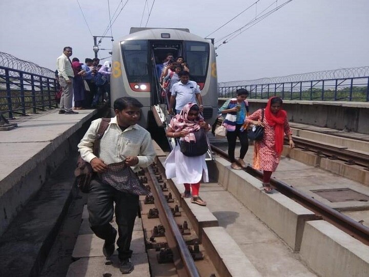 Delhi Metro's Yellow Line passengers stranded for nearly four hours after technical glitch  Delhi Metro's Yellow Line passengers stranded for nearly four hours after technical glitch