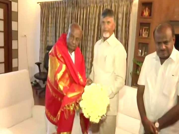 Andhra Pradesh CM Chandrababu Naidu meets former PM Deve Gowda over EVM issue Andhra Pradesh CM Chandrababu Naidu meets former PM Deve Gowda over EVM issue