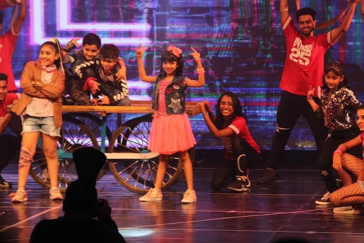 Looking super-adorable in a pink frock and denim jacket, Aaradhya got compliments for being a little bundle of talent