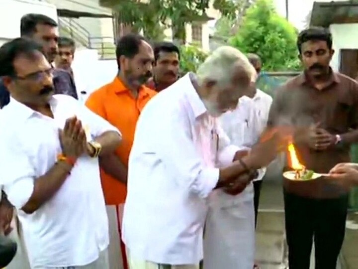 Party leaders offer prayers, perform havans as the counting of votes for Lok Sabha elections begins Party leaders offer prayers, perform havans as the counting of votes for Lok Sabha elections begins