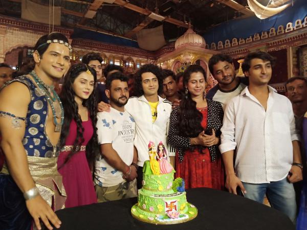 Radhakrishn 200 Episodes Celebration Sumedh Mudgalkar And Mallika Singh Cut Cake With Cast And Crew