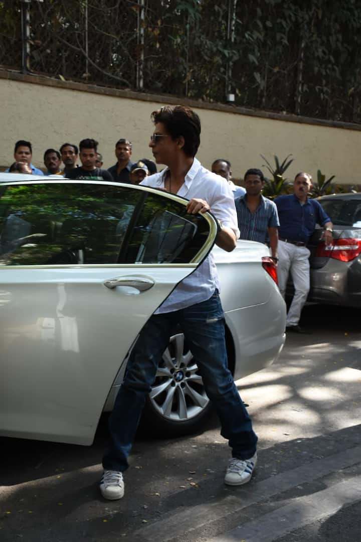 Shah Rukh Khan who's known to be a close friend to Kajol, arriving at Ajay Devgn's house to offer condolences for actor's father's passing away