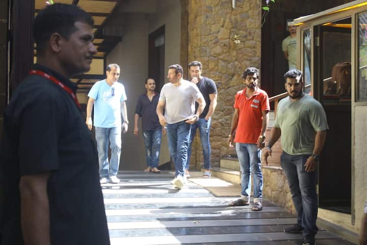 Bollywood celebs and friends-family gather at Ajay Devgn's house