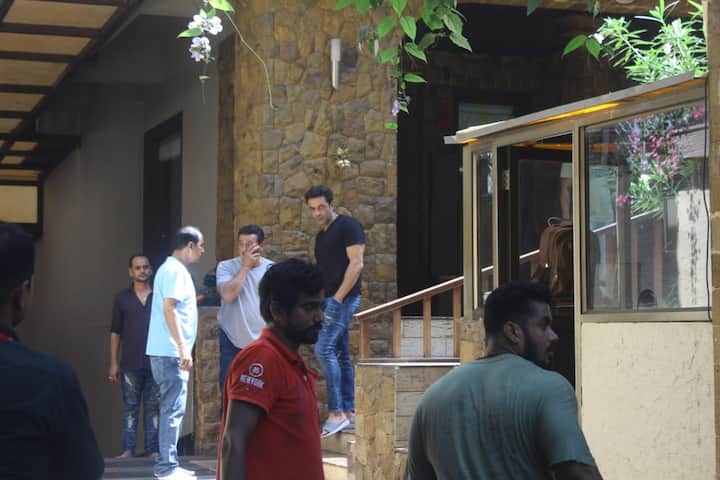 Deol brothers Sunny Deol and Bobby Deol arrived just a while ago at Ajay Devgn's house to condole his father's sad demise.