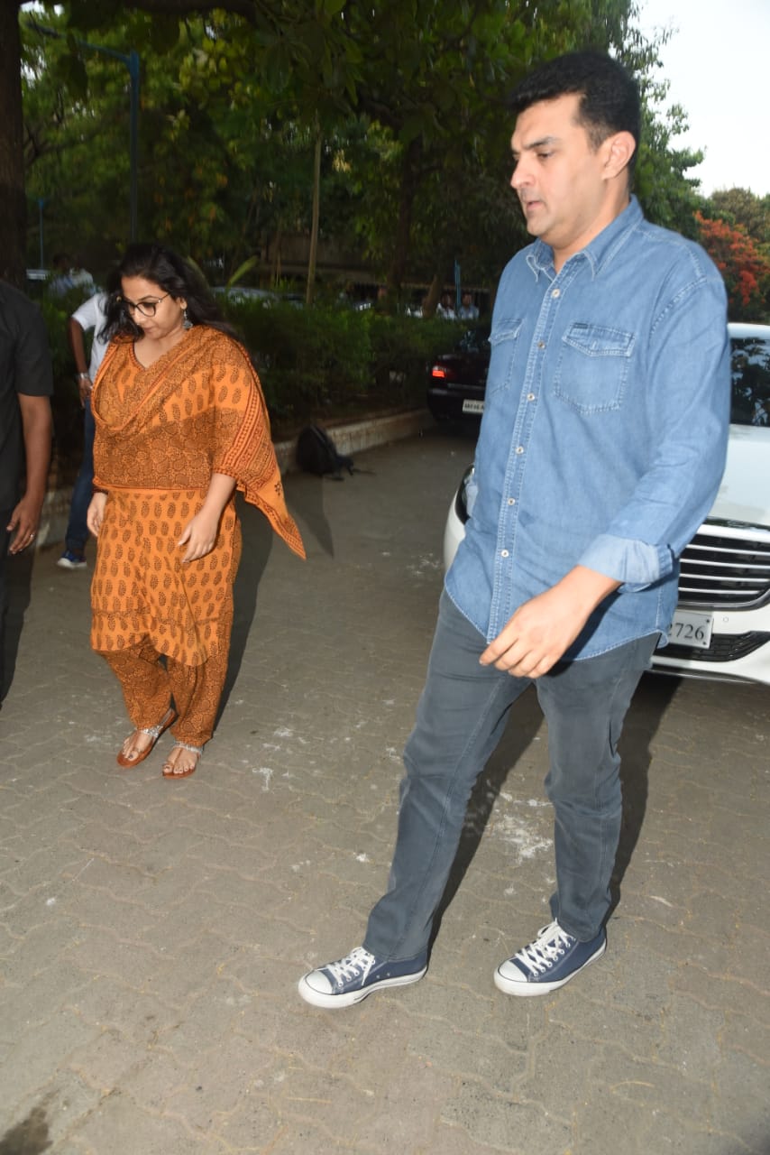 PICS: Aishwarya Rai Bachchan Consoles Crying Kajol At 