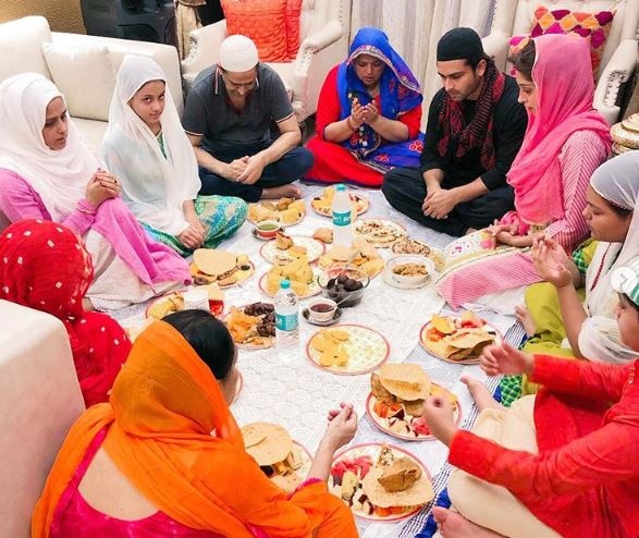 PICS & VIDEO: Bigg Boss 12 WINNER Dipika Kakar offers prayer & enjoys Iftaar with hubby Shoaib Ibrahim and his entire family at home! Ramadan 2019: Dipika Kakar-Shoaib Ibrahim enjoy Iftaar with and his entire family at home!