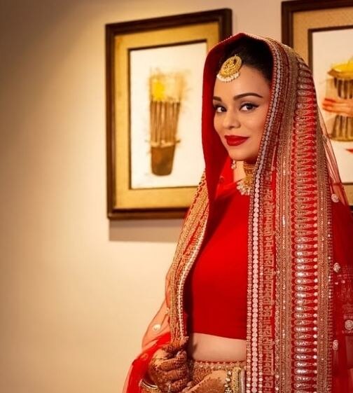 Newlywed TV actor Sharad Malhotra's wife Ripci Bhatia shares unseen PICS from her WEDDING as a STUNNING bride!