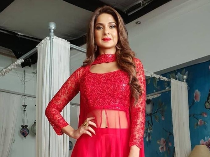 Nach Baliye 9- Bepannaah actress Jennifer Winget OUT of the show, Manish Paul or Sunil Grover to REPLACE her Nach Baliye 9: Jennifer Winget to get REPLACED as host in the show?