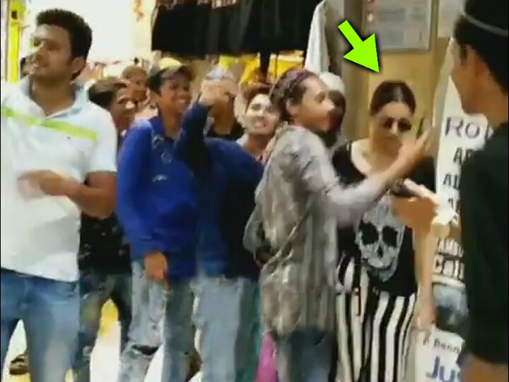 Watch VIDEO: Malaika Arora gets 'cornered' by selfie-seeking fans, here's how she dodges them! Watch VIDEO: Malaika Arora gets 'cornered' by selfie-seeking fans at a shopping complex, here's how she dodges them!