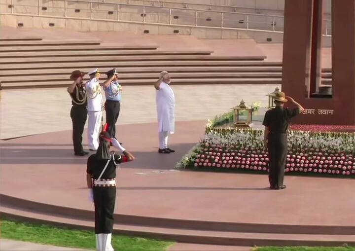 Prime Minister Narendra Modi pays tribute at National War Memorial