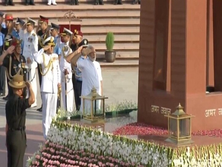 PM Modi pays tribute to jawans at National War Memorial PM Modi pays tribute to jawans at National War Memorial