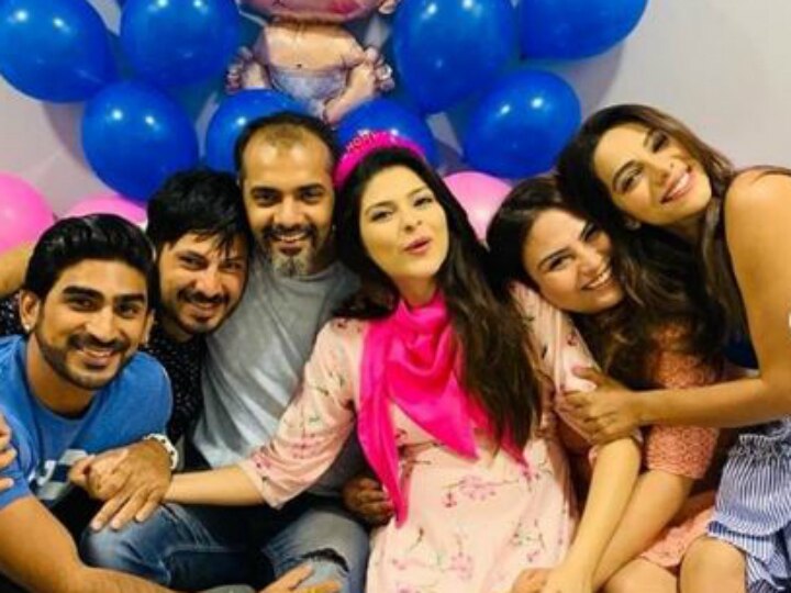 Pregnant Neha Kaul's friends throw a baby shower ceremony; Mommy-to-be beams with joy! SEE PICS! PICS: Pregnant Neha Kaul's friends throw a baby shower; Mommy-to-be beams with joy!