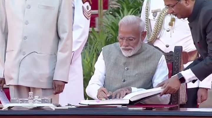 The ceremony started at 7pm and Narendra Modi was the first to take the oath as the Prime Minister of India for second consecutive time.