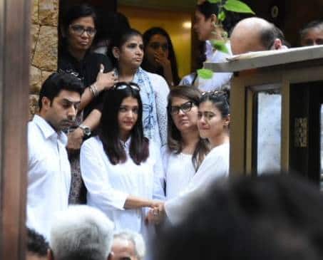 Before Nysa, her mom and late Veeru Devgan's daughter-in-law Kajol had also had a breakdown during his last rites on Monday. Aishwarya Rai Bachchan held her hands and gave her a warm hug to console her then. (All Pics: Manav Manglani)