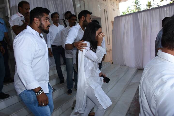 Emotional Nysa with dad Ajay at grand father Veeru Devgan's prayer meet