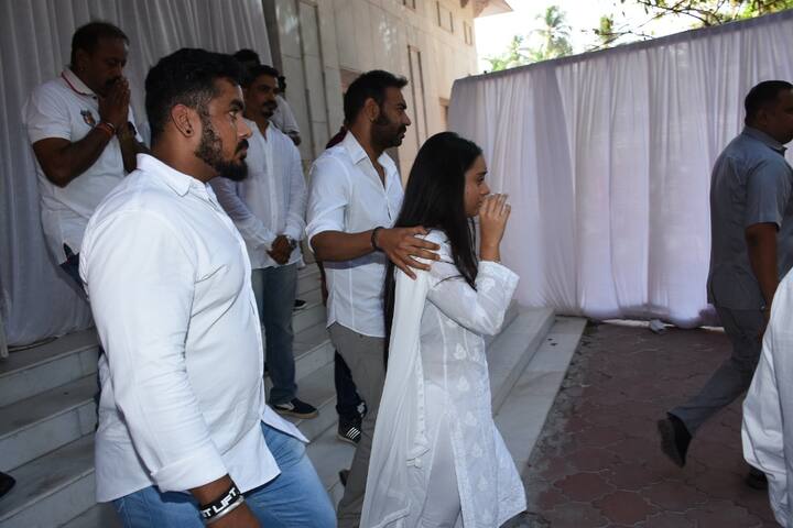 Emotional Nysa with dad Ajay at grand father Veeru Devgan's prayer meet
