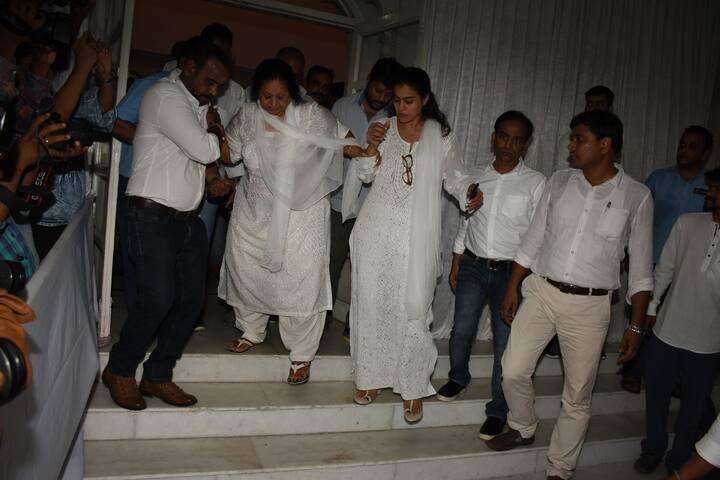 Kajol now gets her strength back and she was seen walking her mother-in-law Veena at the prayer meet holding her hands