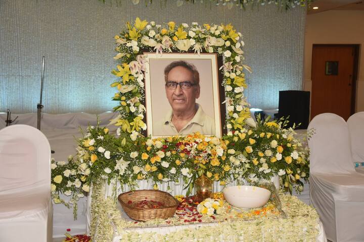 The family holds Chautha for the late veteran action and stunt director and the whole industry turns up to offer their prayers for the departed soul