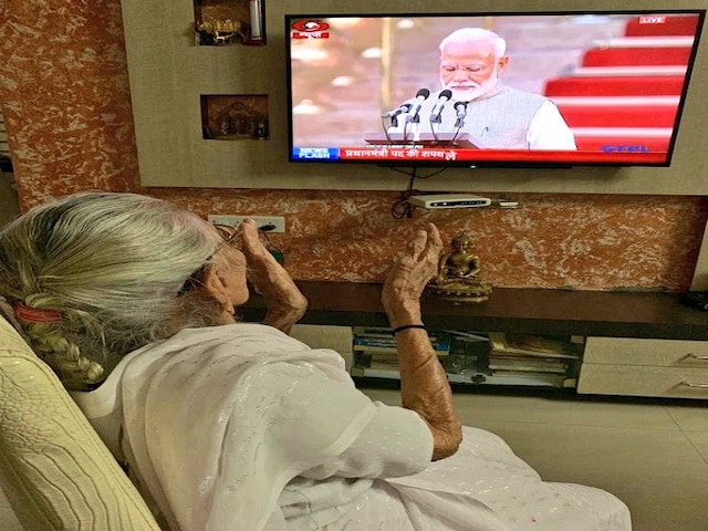 Overjoyed mother Hiraba Modi claps as son Narendra Modi becomes Prime Minister Overjoyed mother Hiraba Modi claps as son Narendra Modi becomes Prime Minister