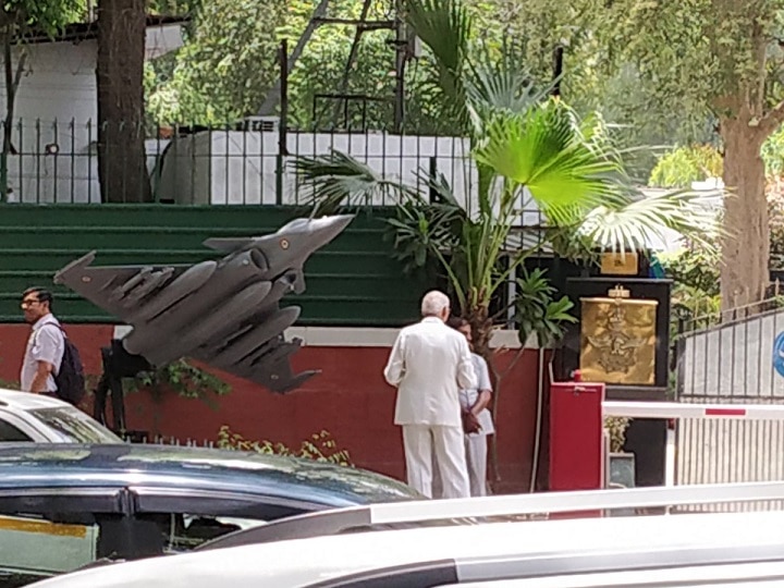 IAF erects Rafale replica outside Air Chief's residence opposite Congress headquarters IAF erects Rafale replica outside Air Chief's residence opposite Congress headquarter