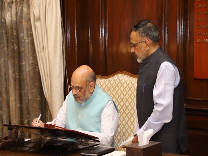 Amit Shah takes charge as Union Home Minister, conducts meeting on first day Shah takes charge as Home Minister, conducts meeting on first day