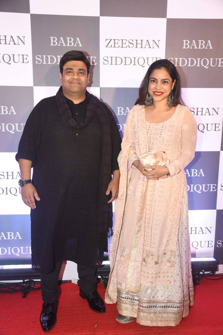 ‘The Kapil Sharma Show’ stars Sumona Chakravarti and Kiku Sharda were also spotted at the Iftar party.
