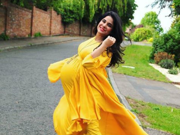 Pregnant 'Jamai Raja' actress Sara Arfeen Khan glows in yellow as she flaunts her huge baby bump! SEE PICS! PICS: Pregnant 'Jamai Raja' actress Sara Arfeen Khan glows in yellow as she flaunts her huge baby bump!