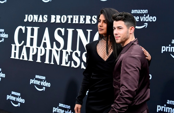 Smøre ustabil Vedrørende PHOTOS: Priyanka Chopra Wows In A Racy Chainmail Dress Posing Alongside  Hubby Nick Jonas At The