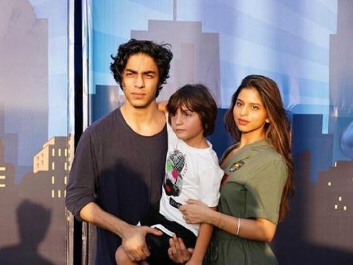 Shah Rukh Khan shares image of his kids Aryan Khan, Suhana Khan, Abram Khan & it's 'sugar, spice, everything nice'! Shah Rukh Khan shares image of his 'sugar, spice, everything nice' trio Aryan, Suhana & Abram!