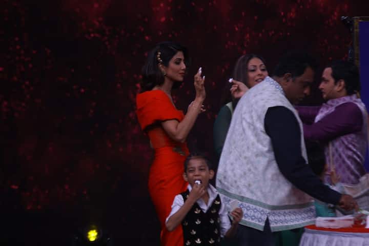 Scroll down to see some more pics from Shilpa's birthday celebration 