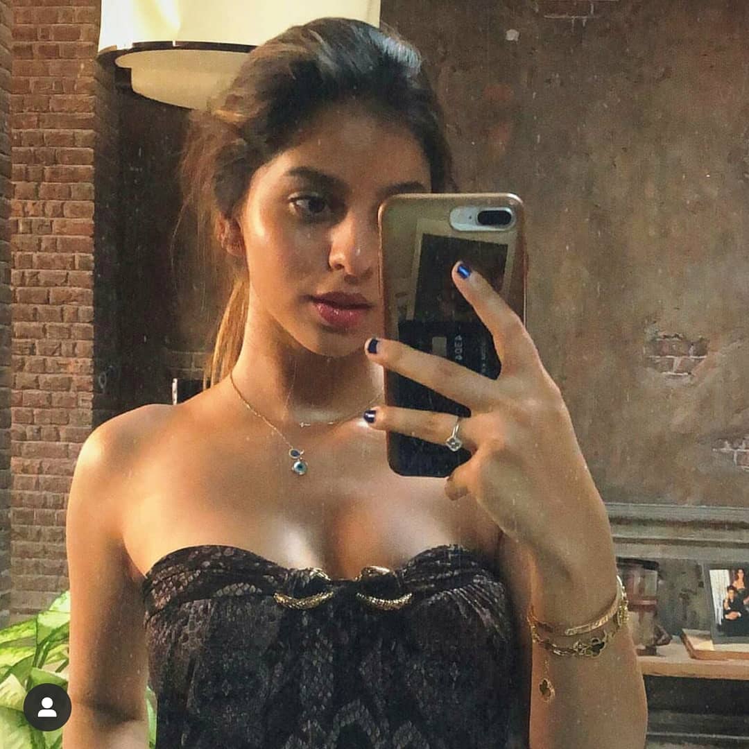 Suhana Khan's new mirror selfie goes viral, ATM card stuffed inside mobile cover gets attention!