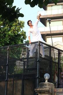 Eid-ul-Fitr 2019: Salman Khan & SRK wish fans on Eid gathered outside their residence!