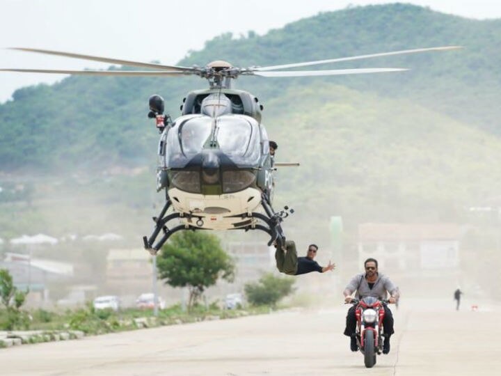 Akshay Kumar hangs off helicopter in scary stunt for Rohit Shetty's Sooryavanshi Akshay Kumar hangs off helicopter in scary stunt for Rohit Shetty's Sooryavanshi