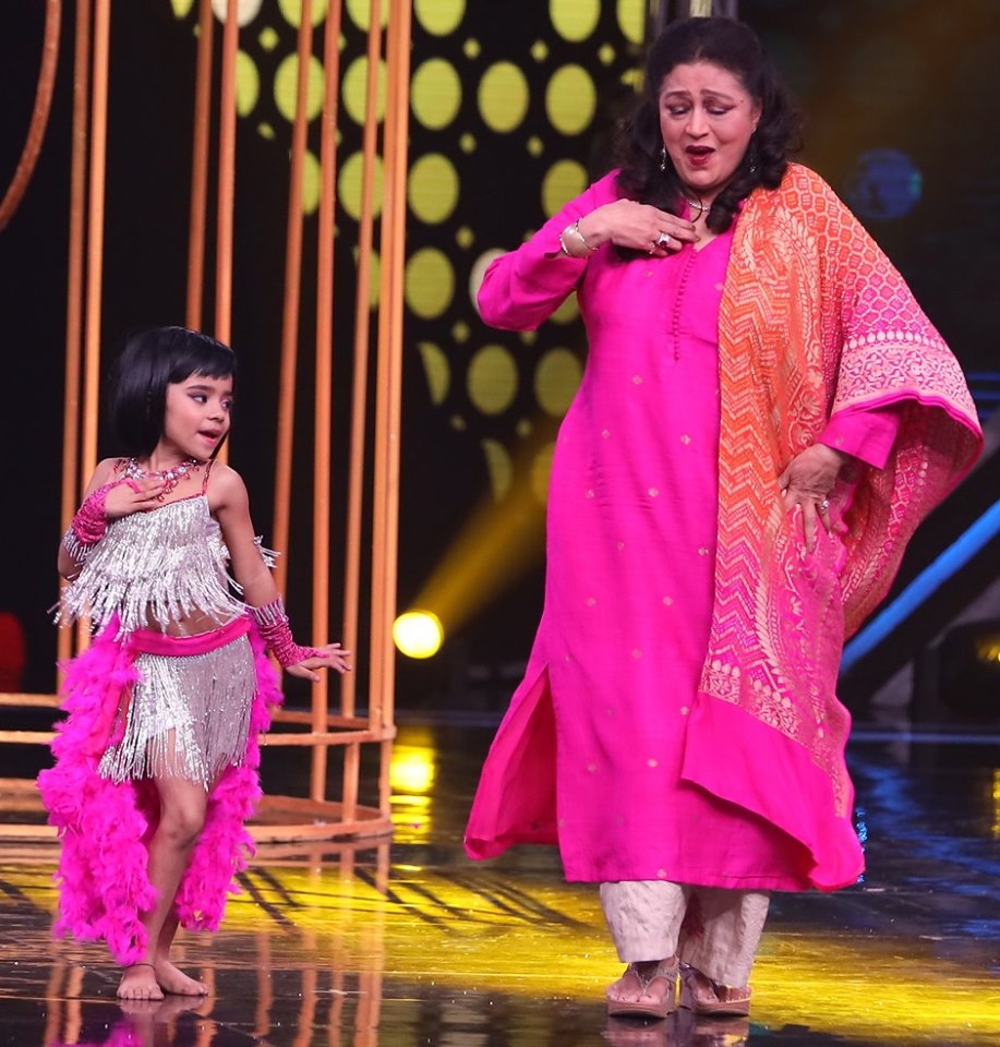 PICS: Veteran actress Bindu tries to imitate little Rupsa on 'Super Dancer Chapter 3'!