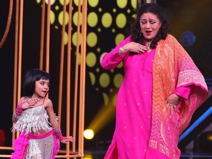Bollywood vamp Bindu tries to imitate little Rupsa on 'Super Dancer Chapter 3'! SEE PICS! PICS: Veteran actress Bindu tries to imitate little Rupsa on 'Super Dancer Chapter 3'!