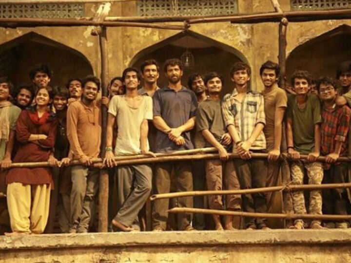 Hrithik Roshan shares UNSEEN PIC with his 'students' from Super 30 Hrithik Roshan shares UNSEEN PIC with his 'students' from Super 30