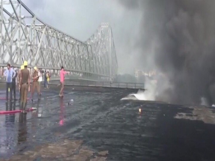 Kolkata fire: Massive blaze at chemical godown near Howrah bridge, 20 fire tenders at spot; See pics Kolkata fire: Massive blaze at chemical godown near Howrah bridge, 20 fire tenders at spot; See pics