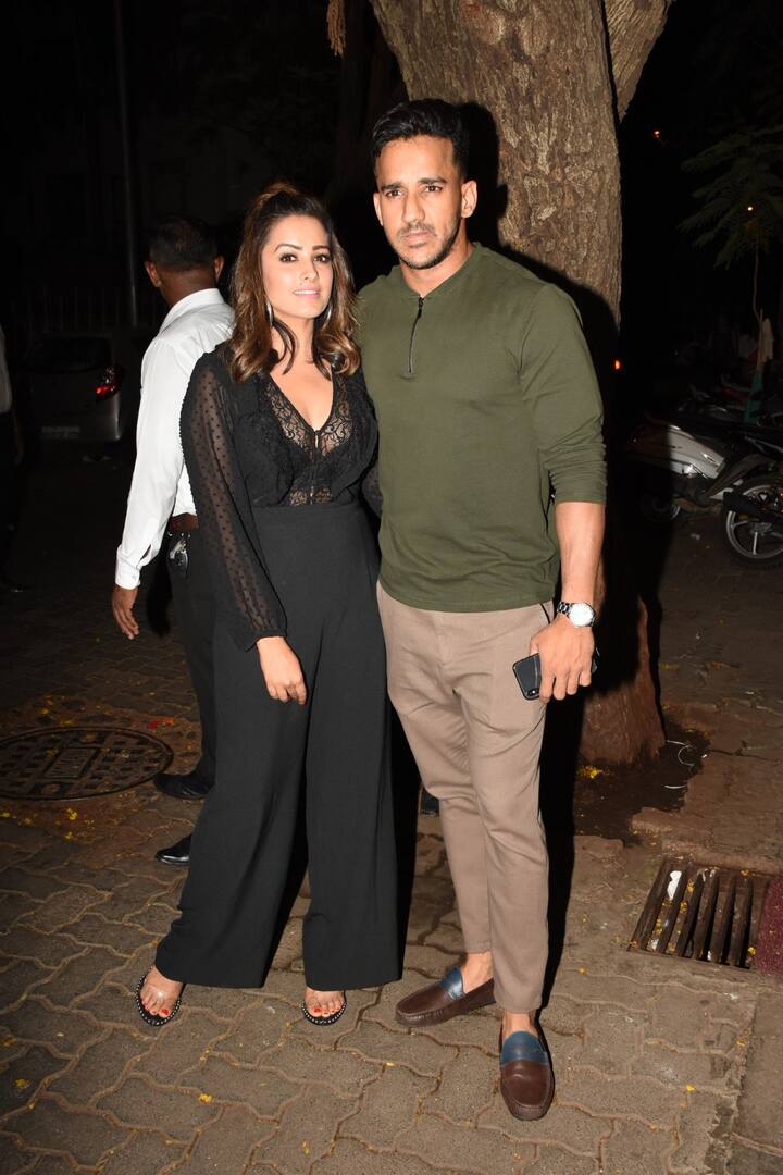 Anita Hassanandani and hubby Rohit Reddy posing together for paps at Ekta Kapoor's birthday bash. (Photo: Manav Manglani)