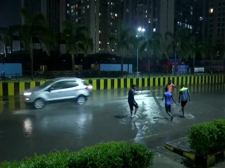 Heavy rainfall lashes Mumbai, suburbs; flight operations affected Surprise shower lashes Mumbai, suburbs; flight operations affected
