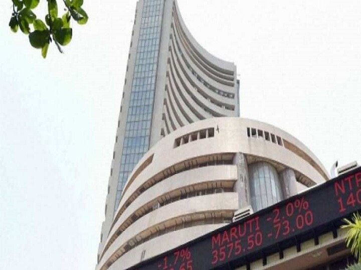 Sensex falls over 100 pts; Rupee slips 4 paise to 69.38 vs USD in early trade Sensex falls over 100 pts; Rupee slips 4 paise to 69.38 vs USD in early trade