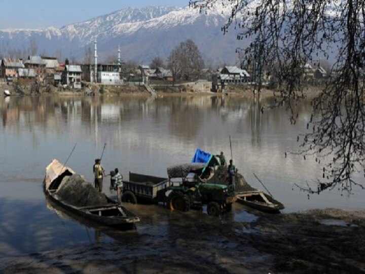 Kashmir: Jhelum river water breaches flood alarm level due to unprecedented snowfall, heavy downpour Kashmir: Jhelum river water breaches flood alarm level due to unprecedented snowfall, heavy downpour