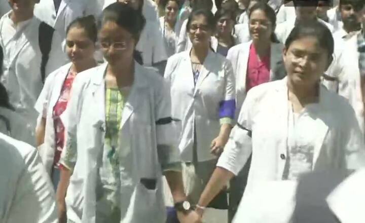 In Nagpur, doctors with 'Save the Saviour' & 'Stand with NRSMCH' posters were seen at Government Medical College. ANI IMAGE