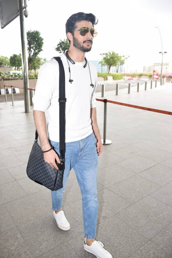 Rohman looked cool in his casual avatar at the airport