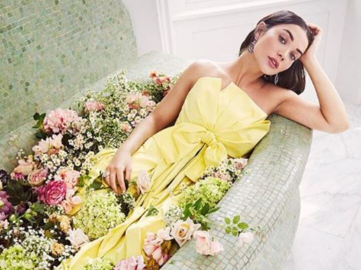 PIC: Pregnant Amy Jackson looks stunning as she poses in a bathtub full of flowers PIC: Pregnant Amy Jackson looks stunning as she poses in a bathtub of flowers