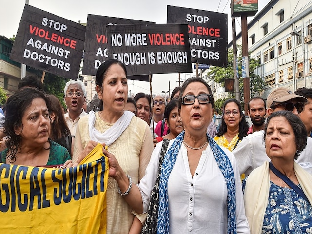 West Bengal: Doctors strike enters 5th day; Mamata again invites agitating medicos to meet her today Doctors strike enters 5th day; Mamata invites agitating doctors again to meet her today